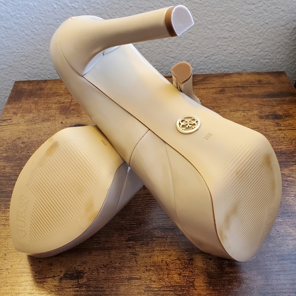 GUESS Women's Ette Platform Pumps - Picture 7 of 9